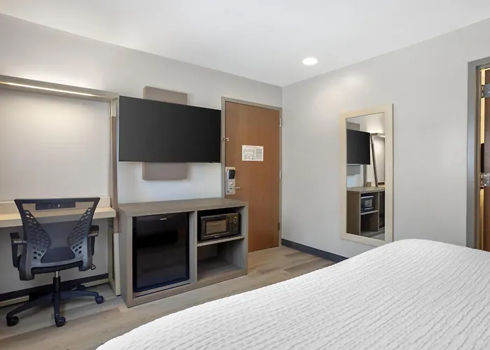 Best Western Roslyn-Long Island Hotel